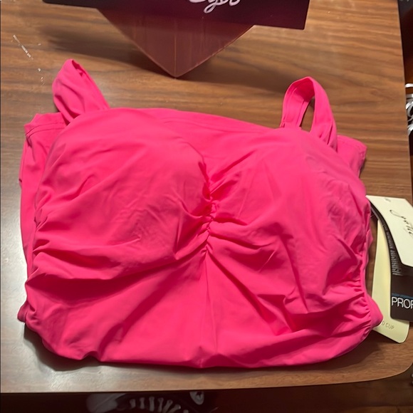 Profile by Gottex Hot Pink Underwire Tankini
Top - Picture 2 of 8